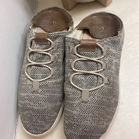 Olukai shoes extremely comfy! Can wear with the heel up or as slides - Picture 4 of 5